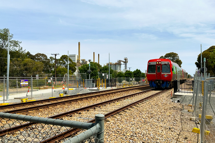 A train passing through Croydon Railway Station.